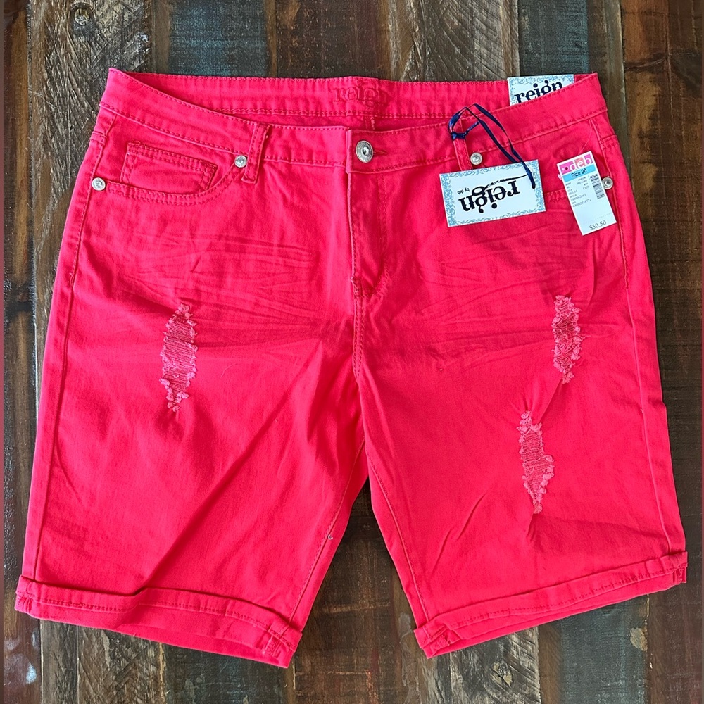 NWT Reign Women’s 20 Cuffed Distressed Pink Denim Short
